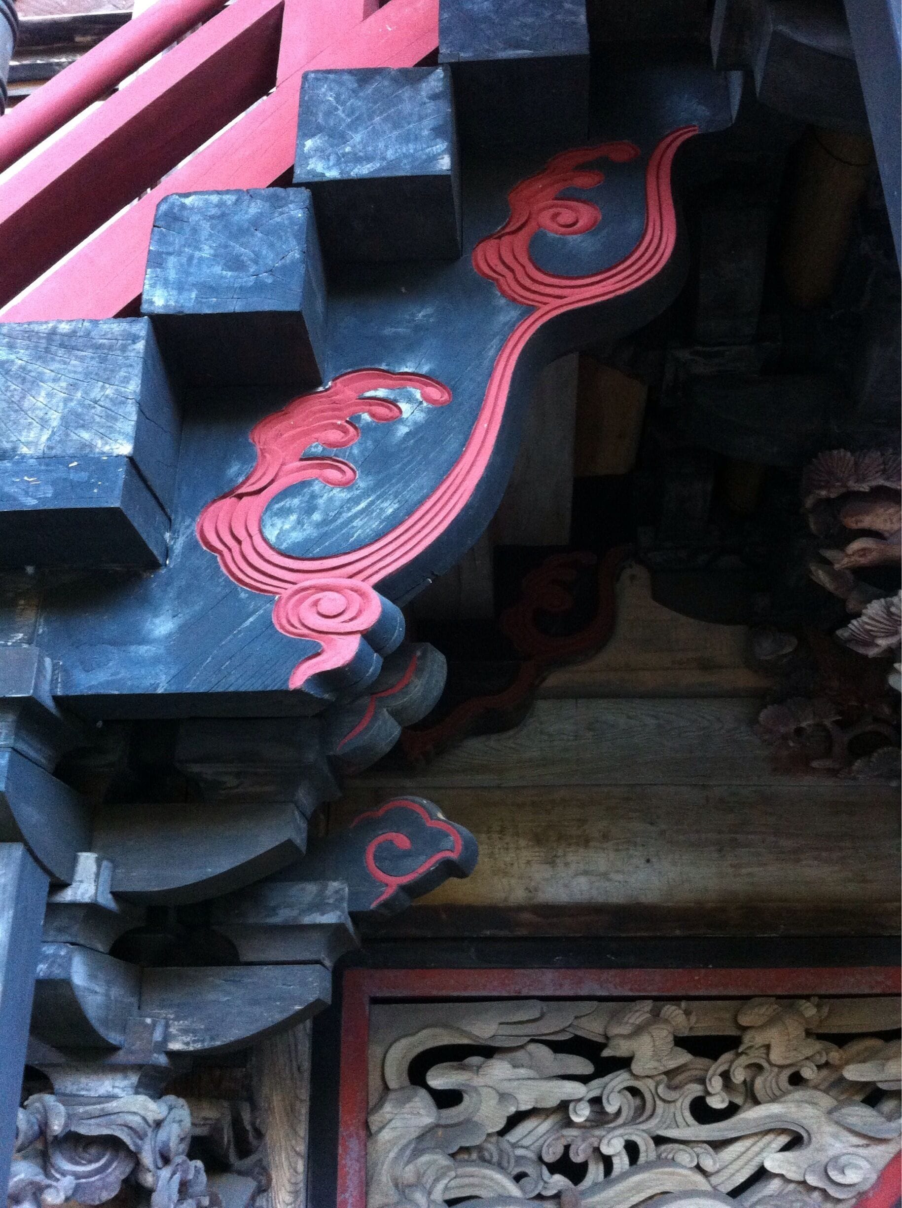 Haruna Shrine is very cool architecture ! Coloring likes Darth Maul !