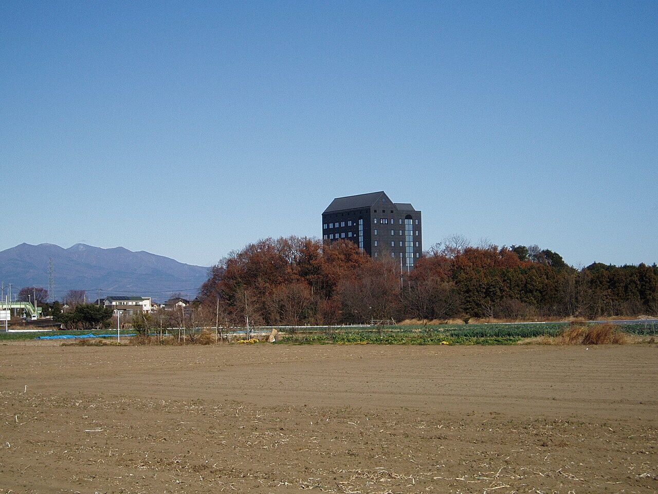 Mount Akagi (left) and Shimotaki Campus (right), the University of Creation; Art, Music & Social Work (Souzou Gakuen University), viewed from south.