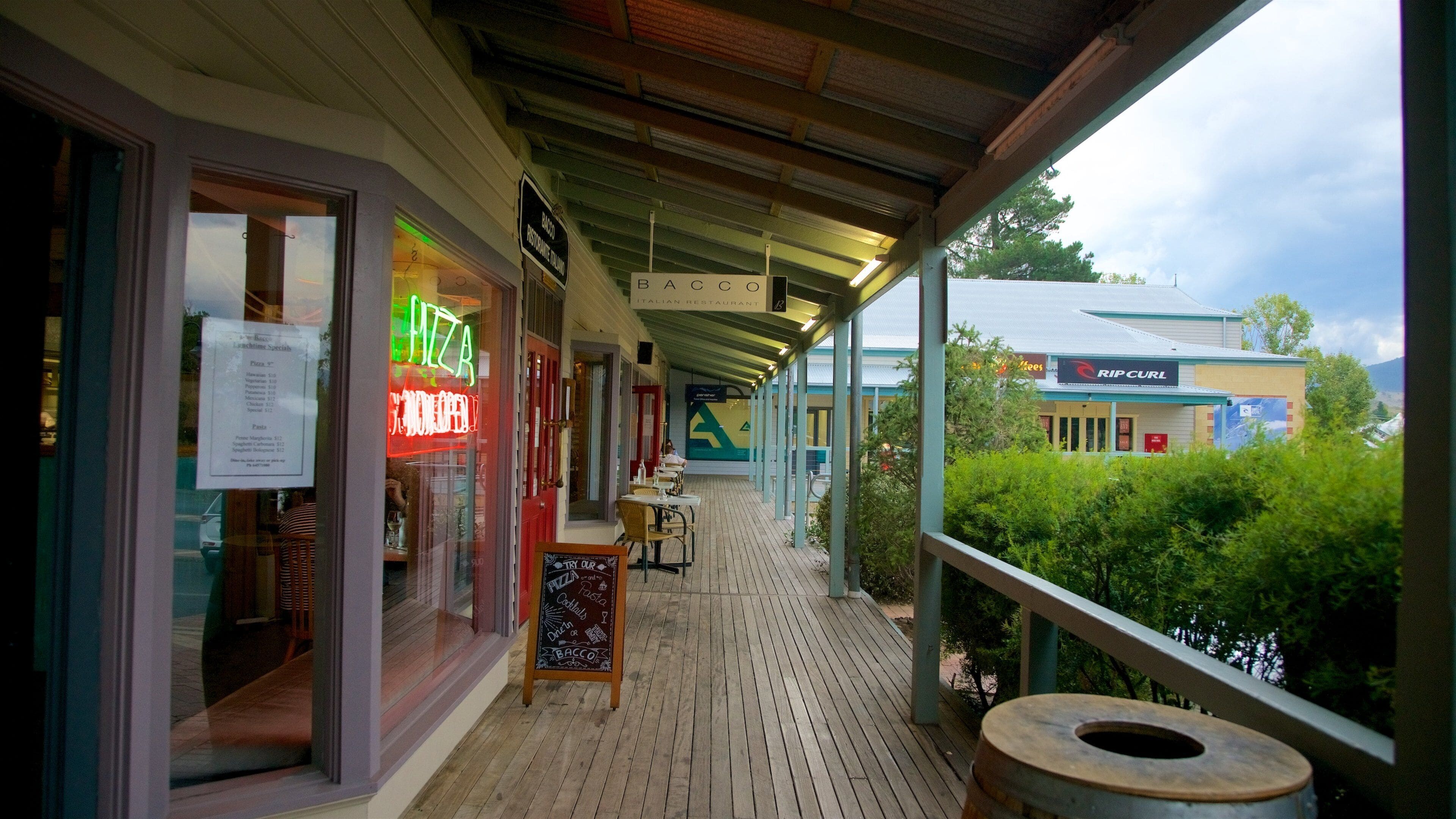 Jindabyne showing café lifestyle