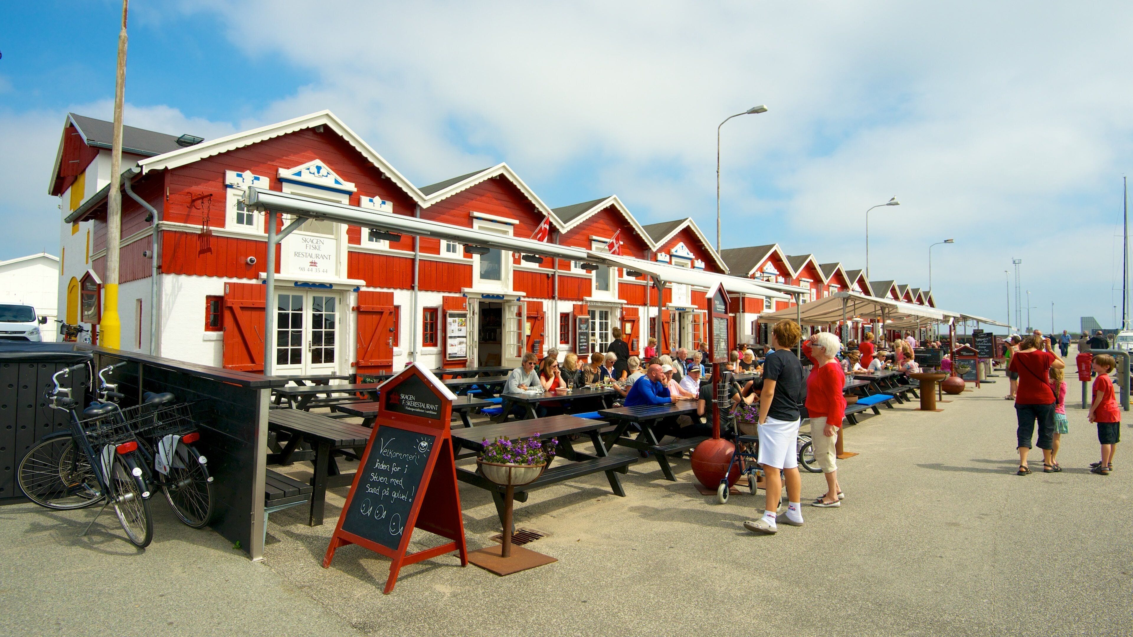 Skagen mostrando escenas urbanas, escenas de café y comer al aire libre