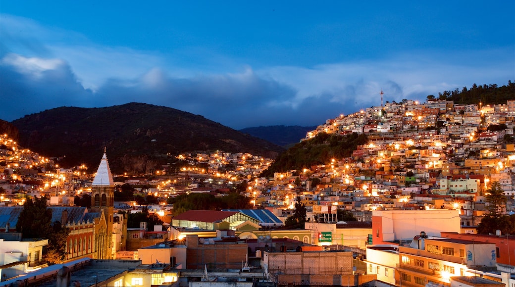 Pachuca johon kuuluu kaupunki, maisemat ja yökuvat