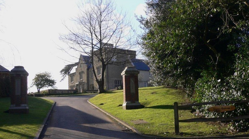 Entrance to Ludshott Manor Ludshott Manor has an interesting and varied History (see http://www.johnowensmith.co.uk/headley/ludshott5lords.htm ). It is now converted to apartments.