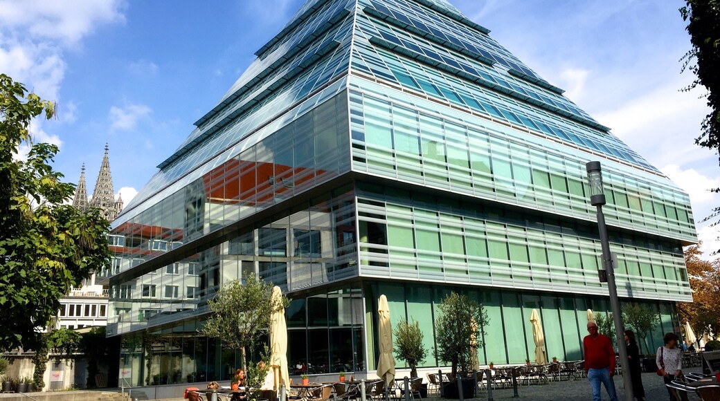 Neue Zentralbibliothek, new central library or glass pyramid, Ulm, Baden-Wuerttemberg, Germany. Situated directly adjacent to the historical Town Hall and near Ulm Minster, the Public Library has the form of an imposing pyramid, with a footprint of 28 x 28 m and a total height of more than 36 m. The exceptional feature of this building, designed by the Cologne architect Gottfried Böhm, is that its outer façade of more than 4,994 m2 is made of glass. #Details.