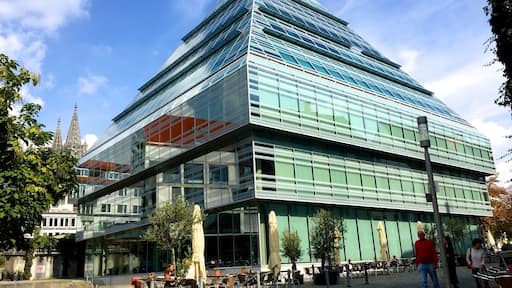 Neue Zentralbibliothek, new central library or glass pyramid, Ulm, Baden-Wuerttemberg, Germany. Situated directly adjacent to the historical Town Hall and near Ulm Minster, the Public Library has the form of an imposing pyramid, with a footprint of 28 x 28 m and a total height of more than 36 m. The exceptional feature of this building, designed by the Cologne architect Gottfried Böhm, is that its outer façade of more than 4,994 m2 is made of glass. #Details.