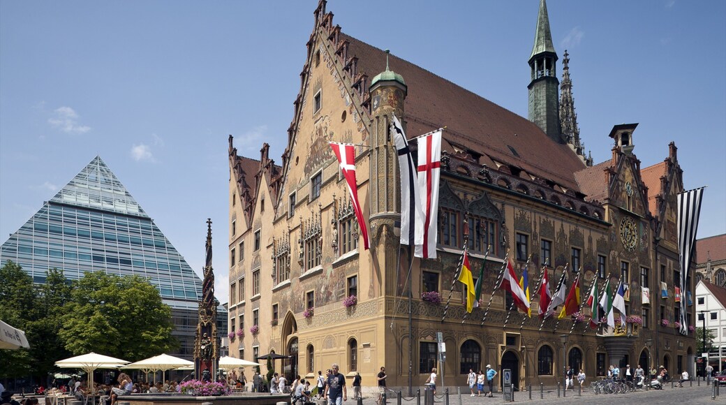 Ulm som inkluderer by, gatescener og torg eller plass