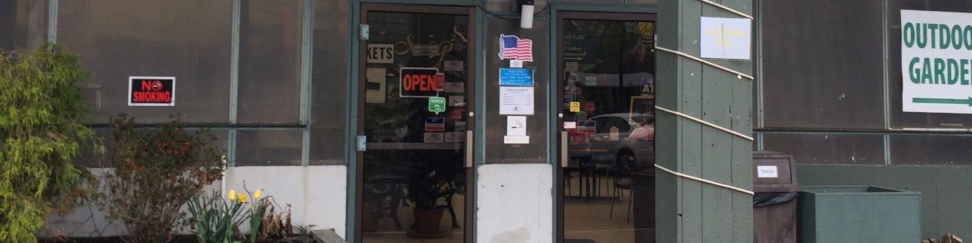 Definitely check this place out if you get a chance. Friendly staff and really interesting exhibits. They also breed Button Quails for adoption, they are adorable little things!
#deerfield #butterflies #animals