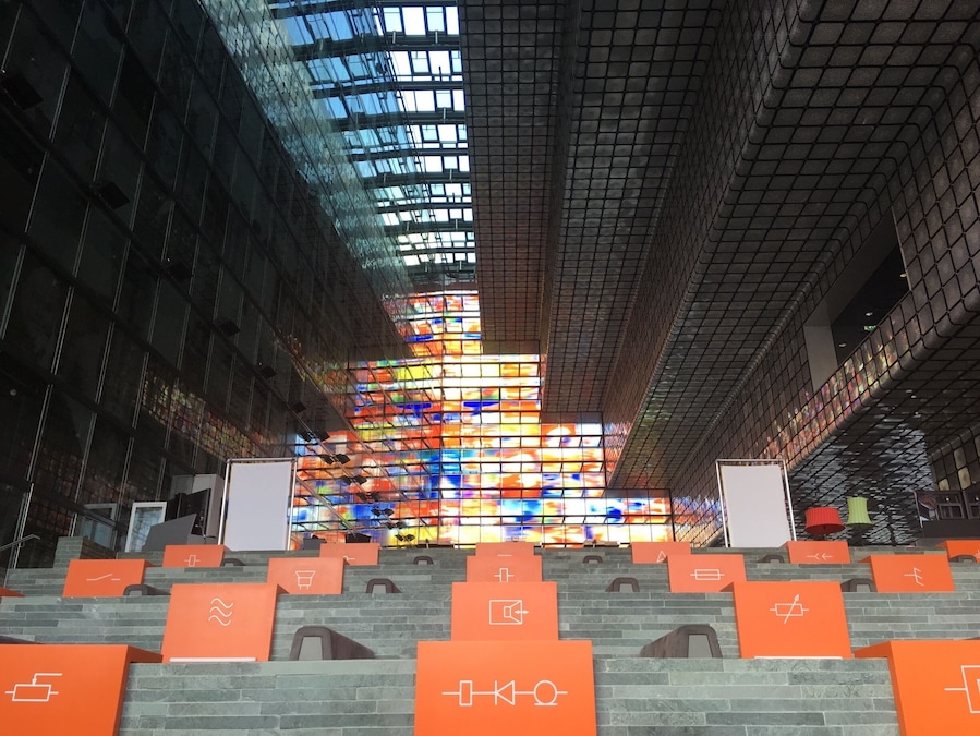 The interior design of this TV and Radio museum clearly shows its aspiration to radiate a modern version of the gothic-cathedral aura.
http://www.beeldengeluid.nl/en