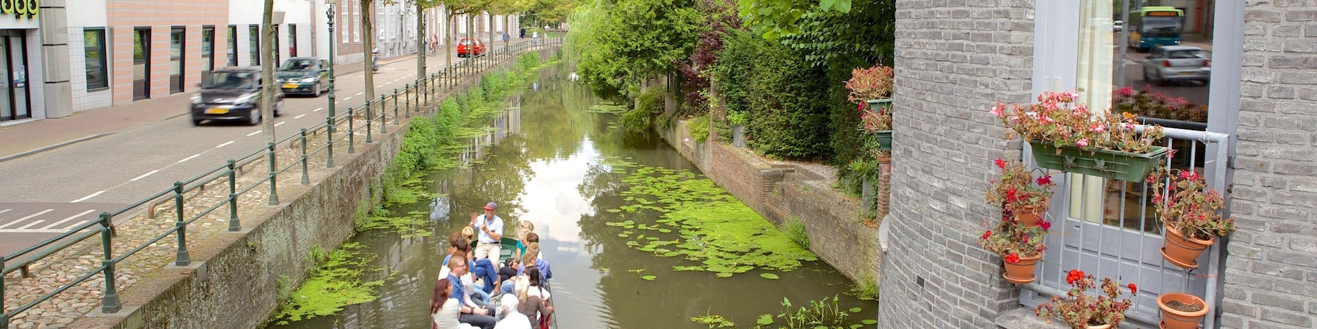 Amersfoort mostrando embarcaciones y un río o arroyo y también un grupo grande de personas