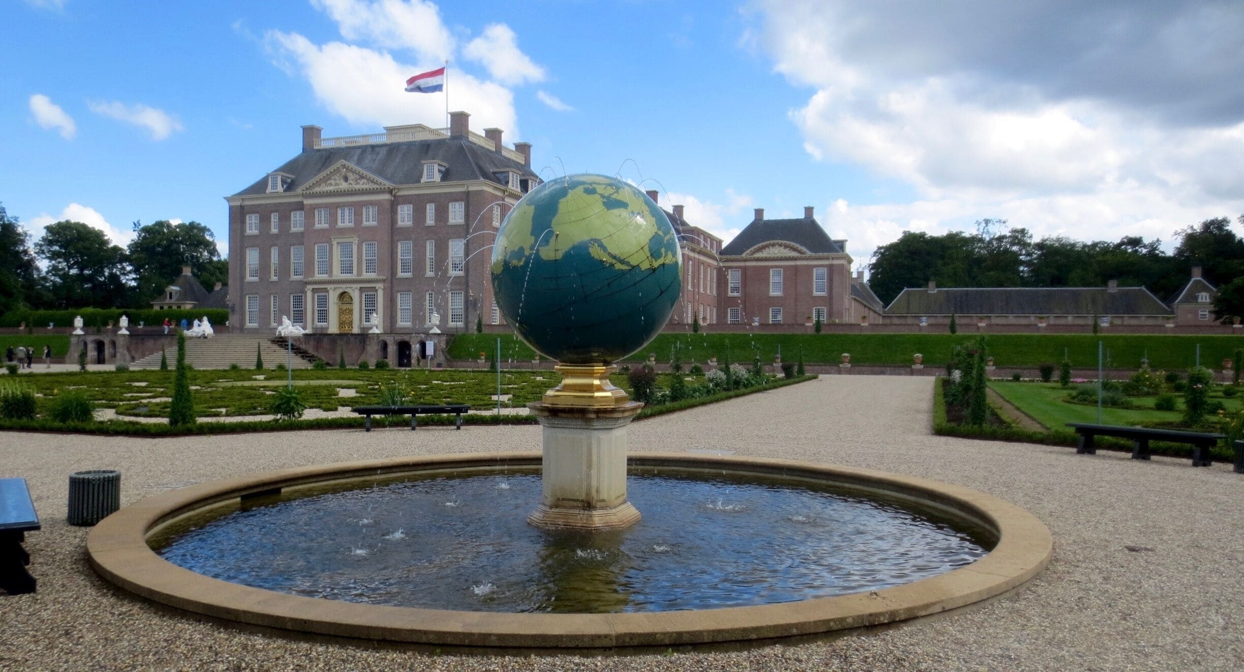 Paleis Het Loo, Apeldoorn.
Globe op sokkel met waterpartij.

#architecture