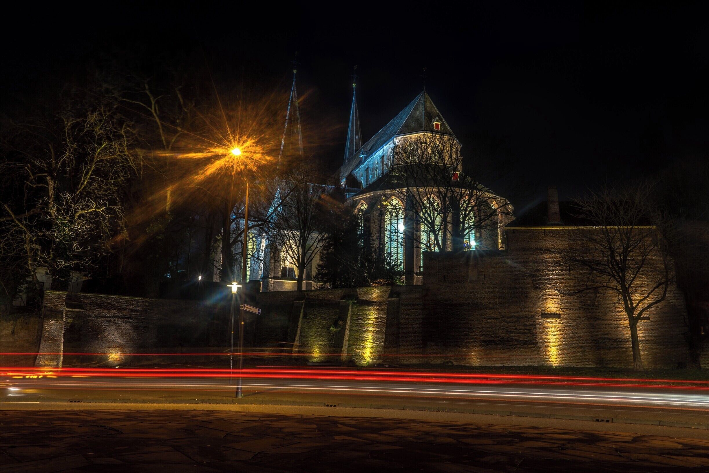 
The St. Nicholas or Bergkerk in Deventer is originally a Roman basilica and is located on an old river dune in the Bergkwartier. The church was built in the years 1198-1209, near the then Deventer harbor quarter. It was founded in the heyday of the Hanseatic city. The church, a Romanesque basilica, was dedicated to Saint Nicholas, the patron saint of the captains. In the 15th century the Bergkerk underwent several renovations which gave it a late Gothic character. The two characteristic spiers were built during that period (the lower part of the towers is still original).