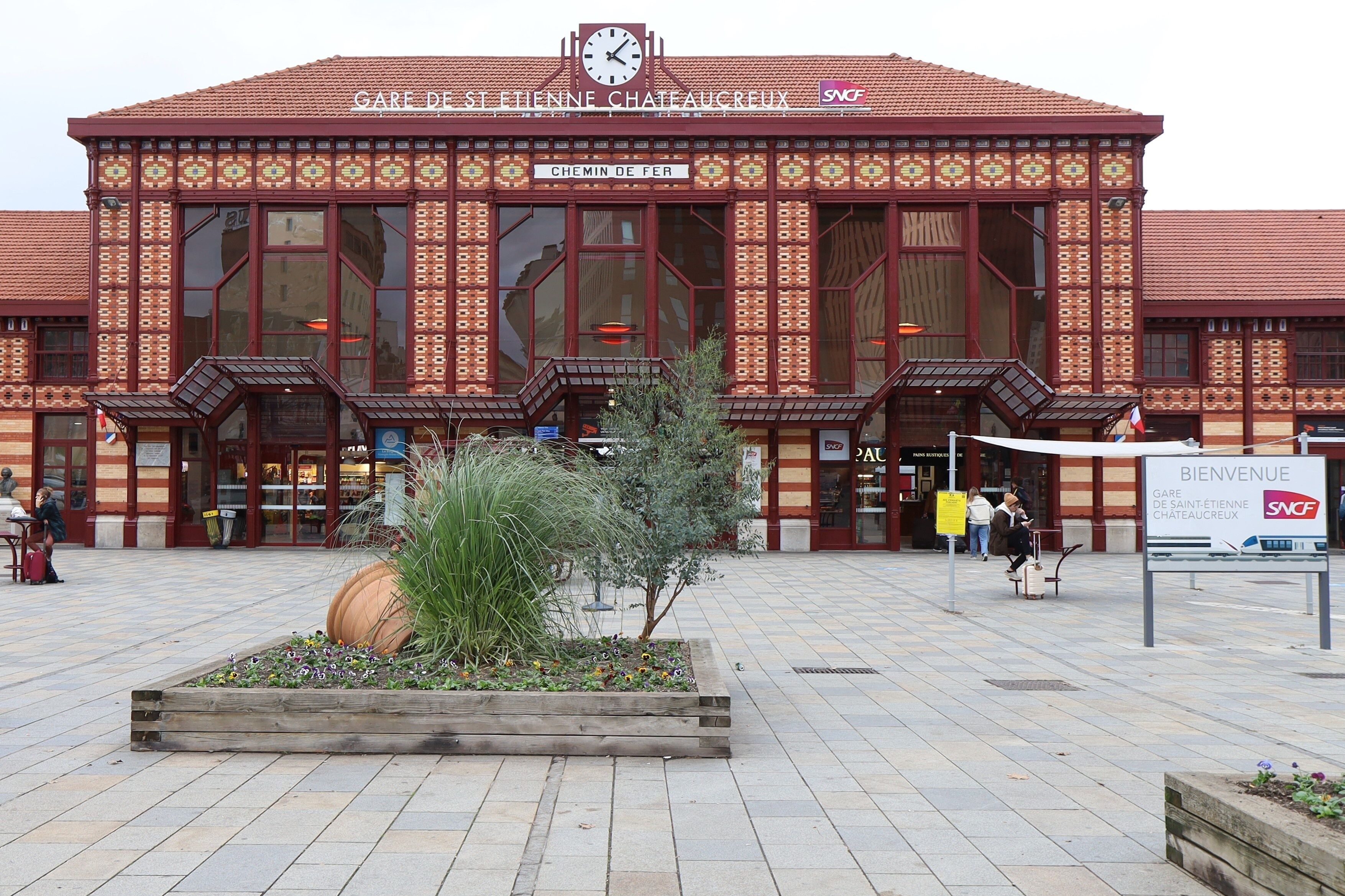 La gare ferroviaire Saint Etienne Chateaucreux, vue de l'extérieur, ville de Saint Etienne, département de la Loire, France