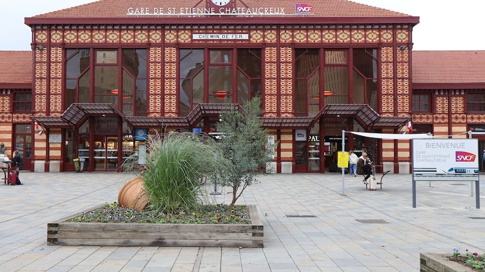 La gare ferroviaire Saint Etienne Chateaucreux, vue de l'extérieur, ville de Saint Etienne, département de la Loire, France