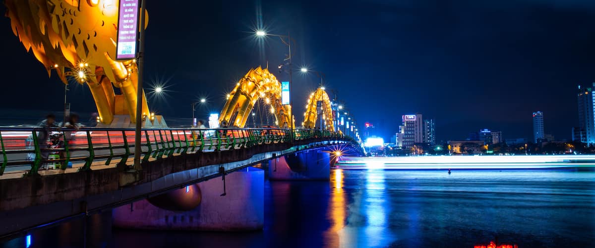 Ville lumineuse avec fleuve en logue exposition