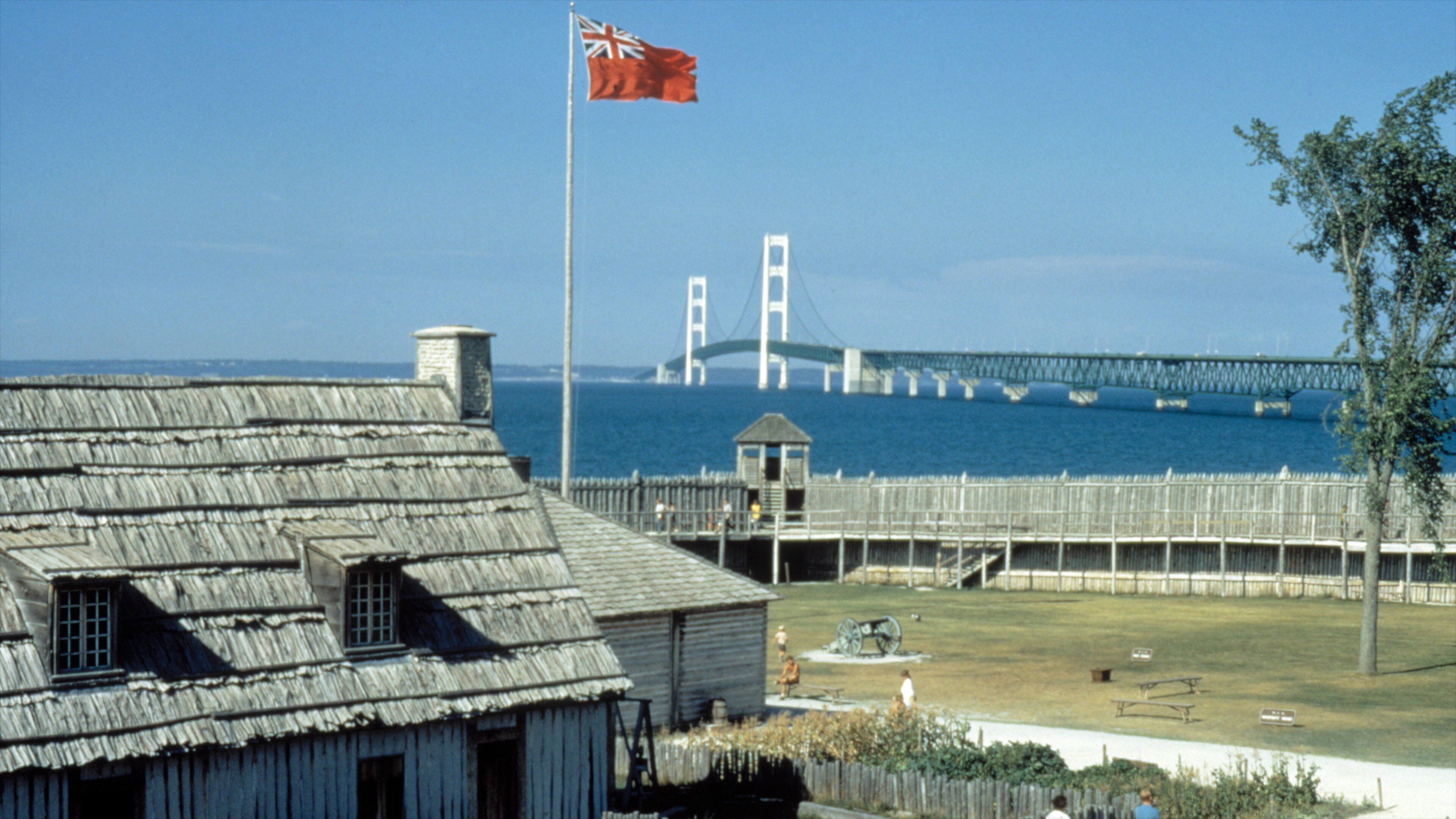 Mackinaw City mettant en vedette patrimoine architectural, vues littorales et pont