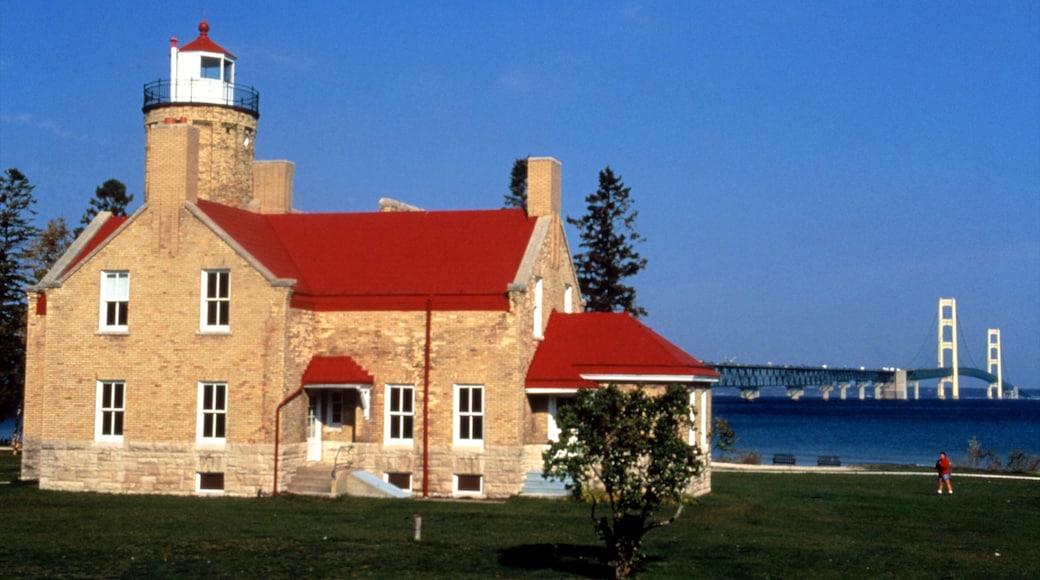 Mackinaw City que incluye patrimonio de arquitectura, vistas generales de la costa y un faro