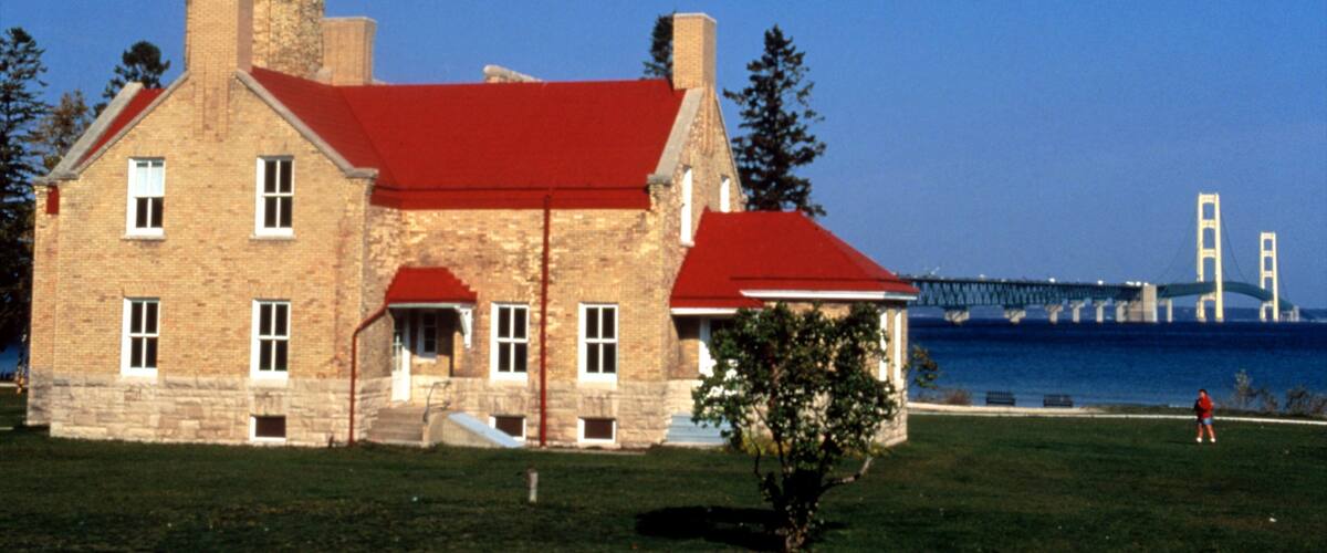 Mackinaw City montrant vues littorales, patrimoine architectural et phare