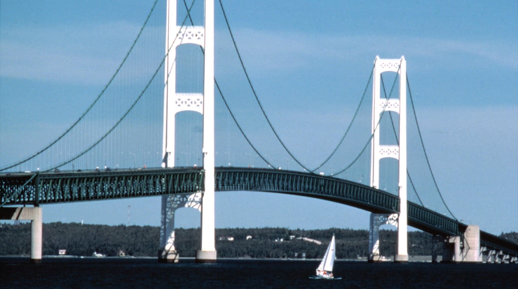 Mackinaw City fasiliteter samt seiling og bro