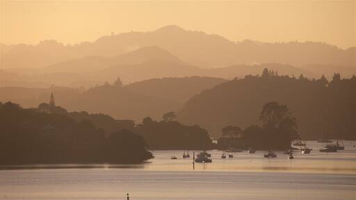 Paihia das einen Bucht oder Hafen, ruhige Szenerie und Sonnenuntergang