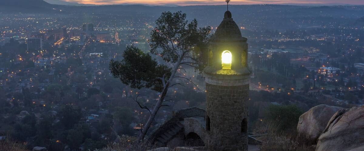 Went back to Mt Rubidoux this past weekend to get a better photo then the last time I went here this time I got some color in the sky. This is a great hike with some stunning views of the city and with the peace Bridge and a big cross sitting at the top of the mountain 
#hometown
#bvsexplore