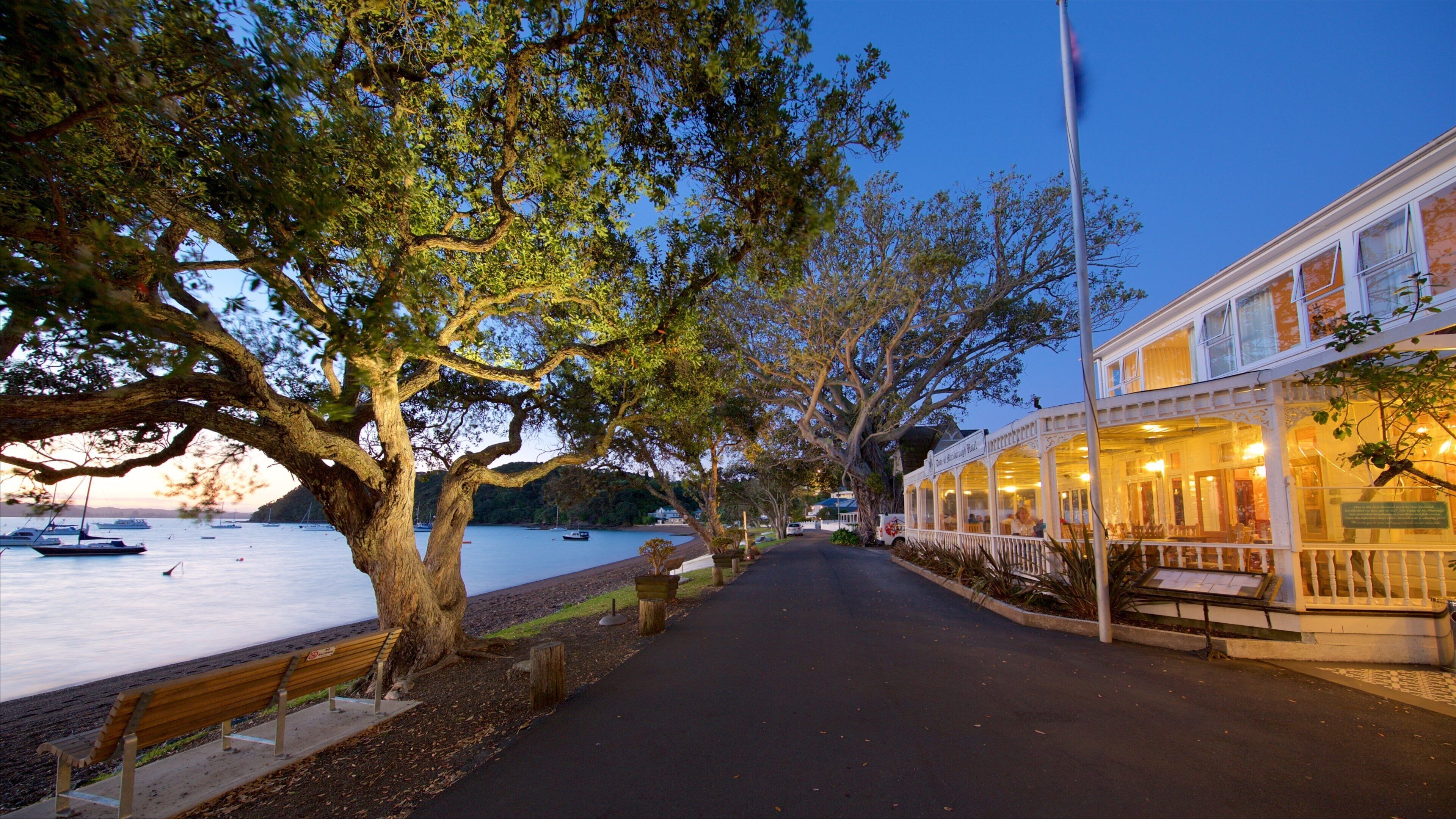 Russell mostrando vistas generales de la costa, una bahía o puerto y una puesta de sol
