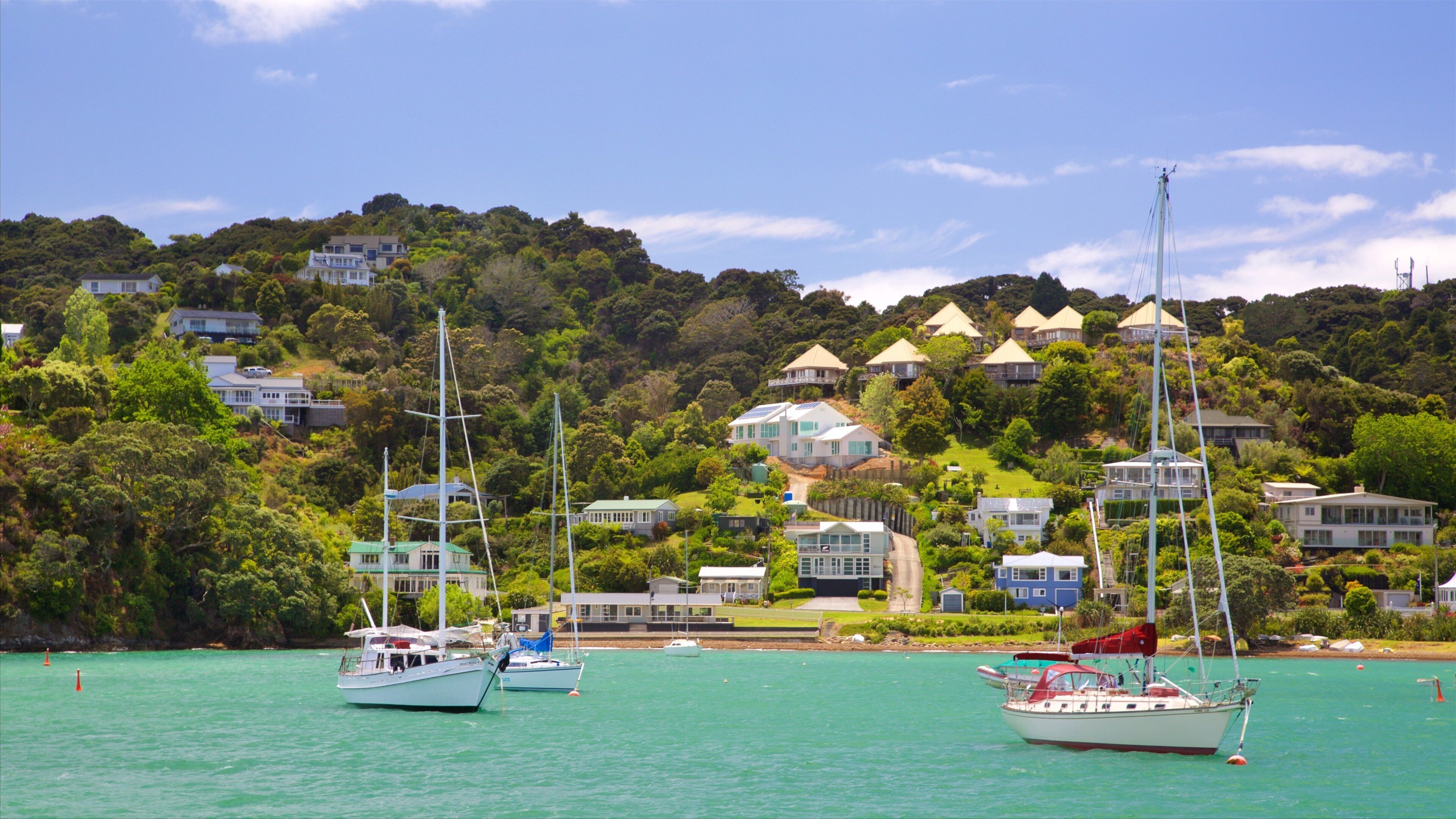 Russell ofreciendo una ciudad costera, navegación y una bahía o puerto