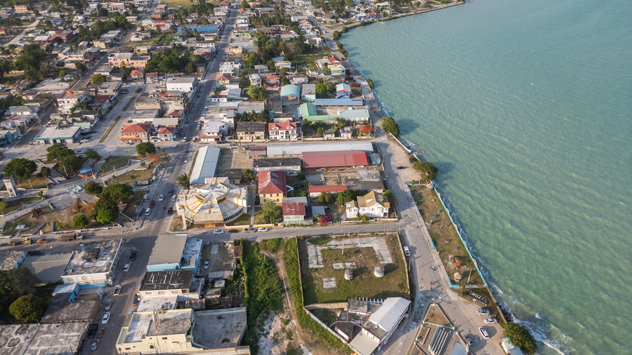 paisaje de la costa en la playa de Corozal Belice en centroamerica vista aerea panoramica de la ciudad del pueblo para el turismo en la bahia en el caribe