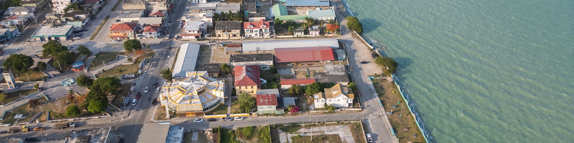 paisaje de la costa en la playa de Corozal Belice en centroamerica vista aerea panoramica de la ciudad del pueblo para el turismo en la bahia en el caribe