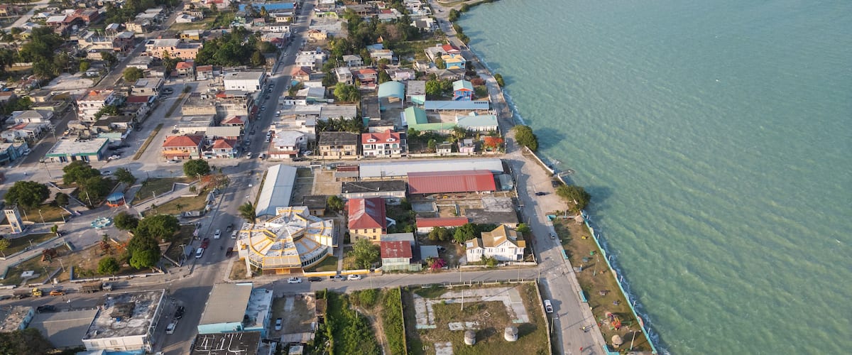 paisaje de la costa en la playa de Corozal Belice en centroamerica vista aerea panoramica de la ciudad del pueblo para el turismo en la bahia en el caribe