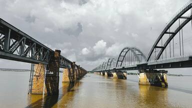 India's fourth longest road-cum-rail bridge, Godavari Arch Bridge, rajahmundry india.