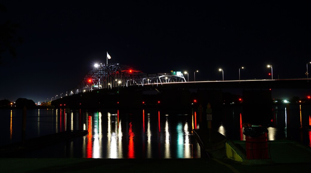 Bridge over Columbia river at dusk