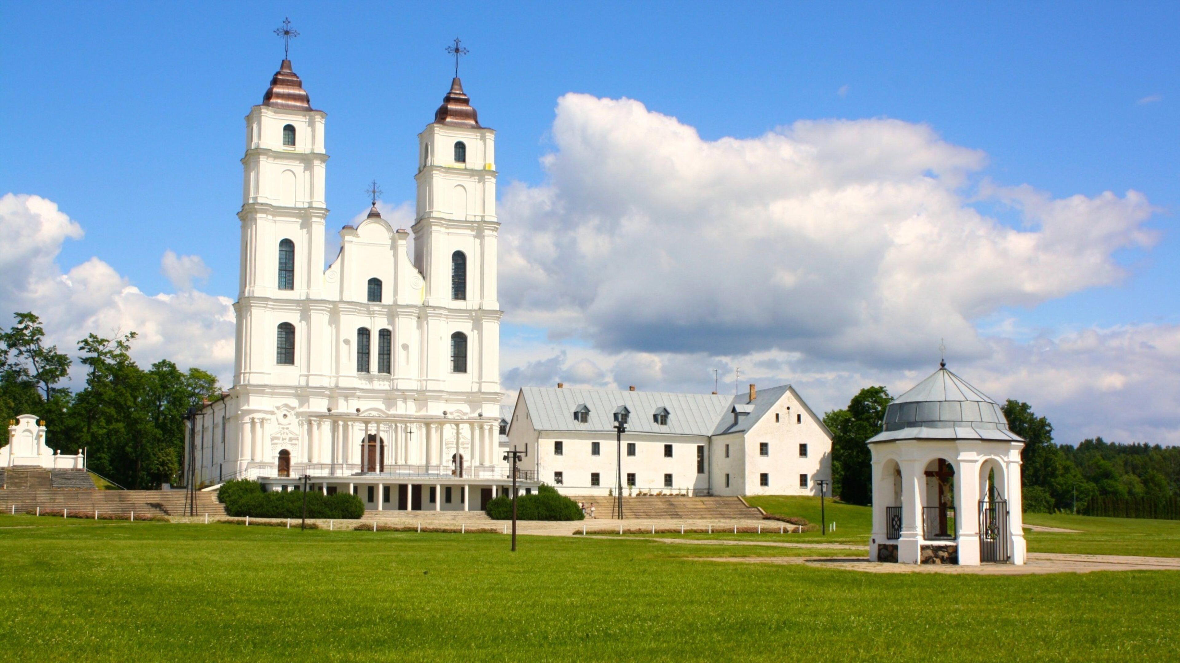 Latvia som viser historisk arkitektur og kirke eller katedral