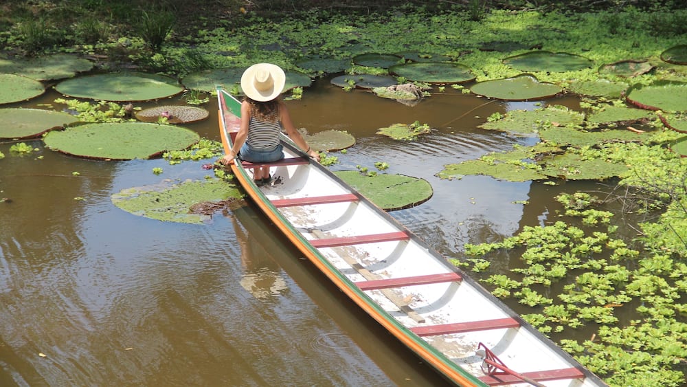 mulher em barco no Rio Croa, em Cruzeiro do Sul, Acre