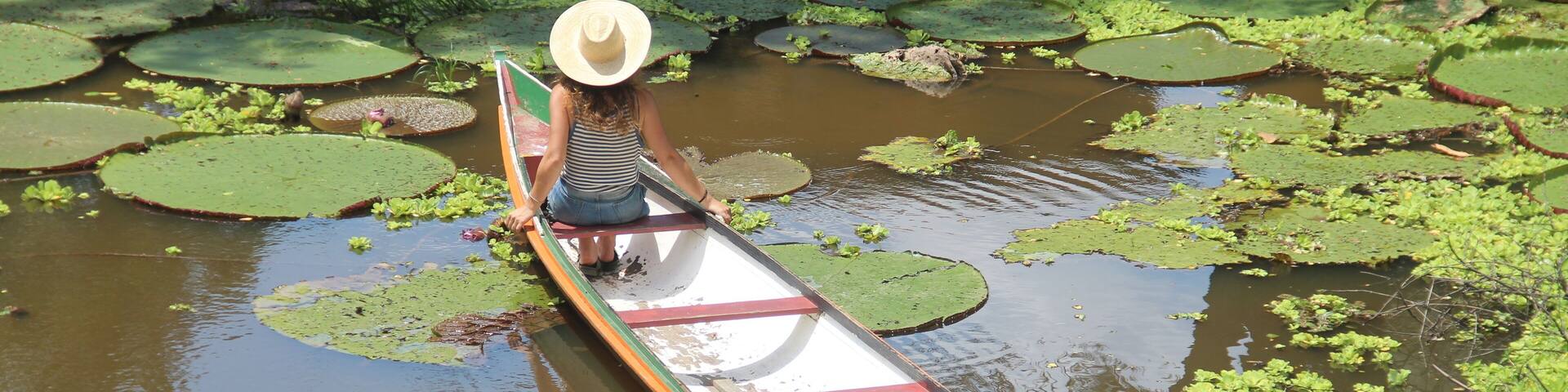 mulher em barco no Rio Croa, em Cruzeiro do Sul, Acre