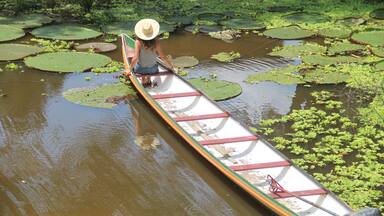 mulher em barco no Rio Croa, em Cruzeiro do Sul, Acre