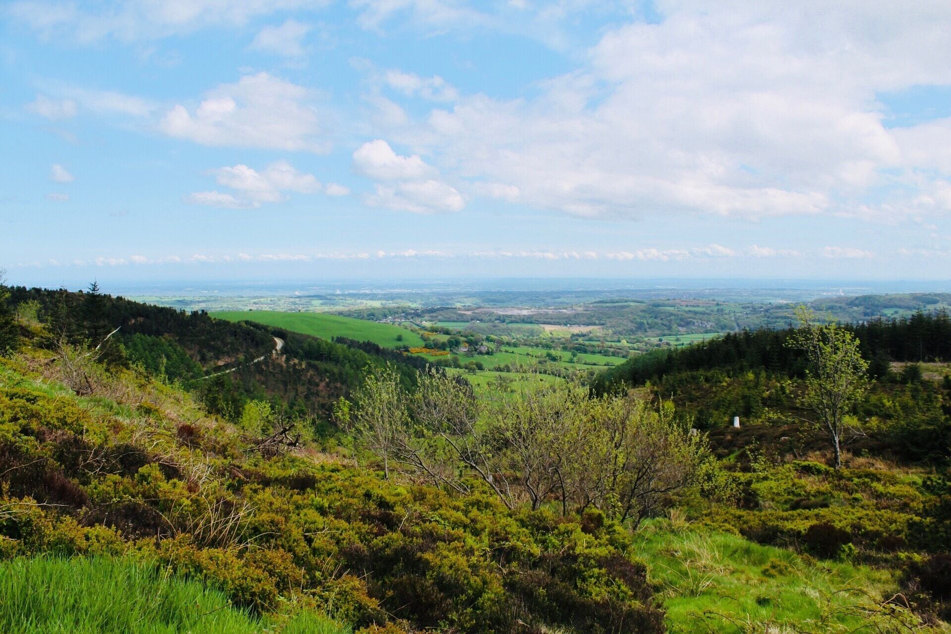 So many nice views around moel famau definitely one of the best places to go! #moelfamau #nearmold #landscapes #beautifulplaces #places #beautifulviews #mountains #hills #lovelyplace  #aboveitall