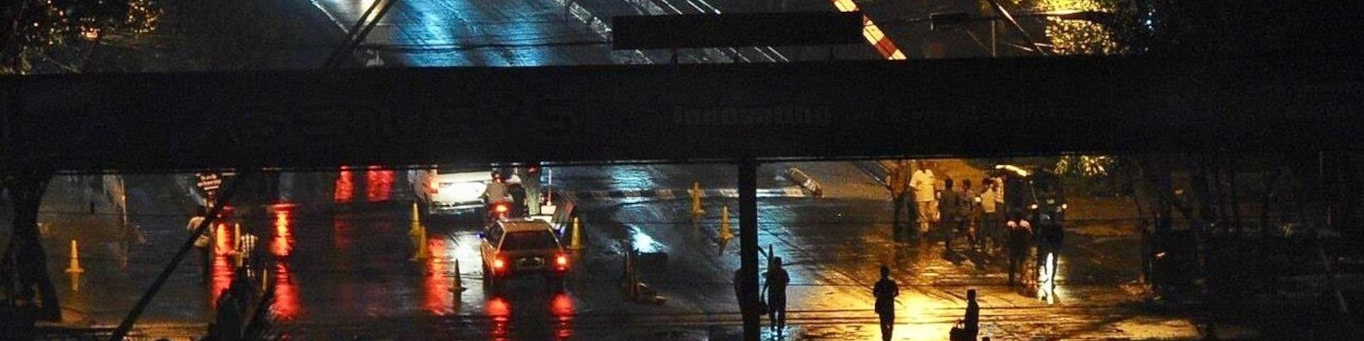Rainy night, rail crossing. I like this photo because of the three colours against the dark road.
#railwaycrossing
#dhaka
#banani
#monsoon