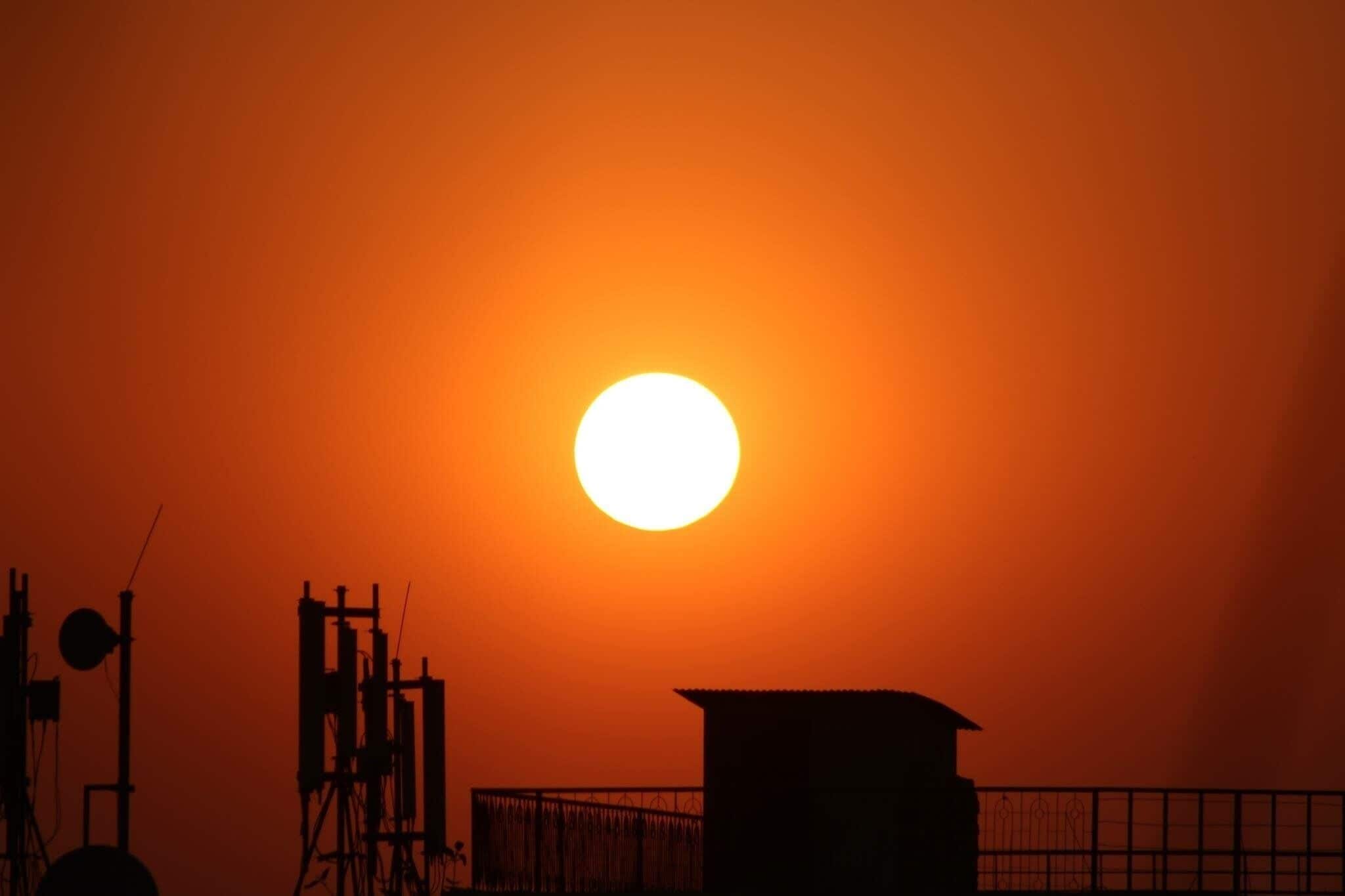 #sunsettingindhaka 
#banani
#Bangladesh
#justlookatthatsky