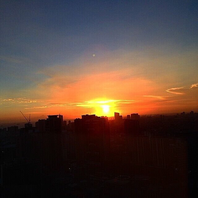 The sunset in Manila Bay as seen from the 41st floor of Rufino Pacific Tower in Makati City. Manila Bay is one of the best place to witness the sunset in Manila. You may go jogging in the bay area. #Manila #Makati #GoldenHour