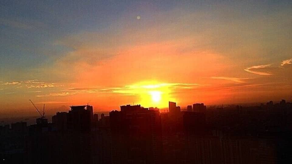 The sunset in Manila Bay as seen from the 41st floor of Rufino Pacific Tower in Makati City. Manila Bay is one of the best place to witness the sunset in Manila. You may go jogging in the bay area. #Manila #Makati #GoldenHour