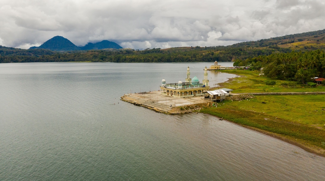The mosque is located on lake Lanao near the city of Marawi. Mindanao, Lanao del Sur, Philippines.