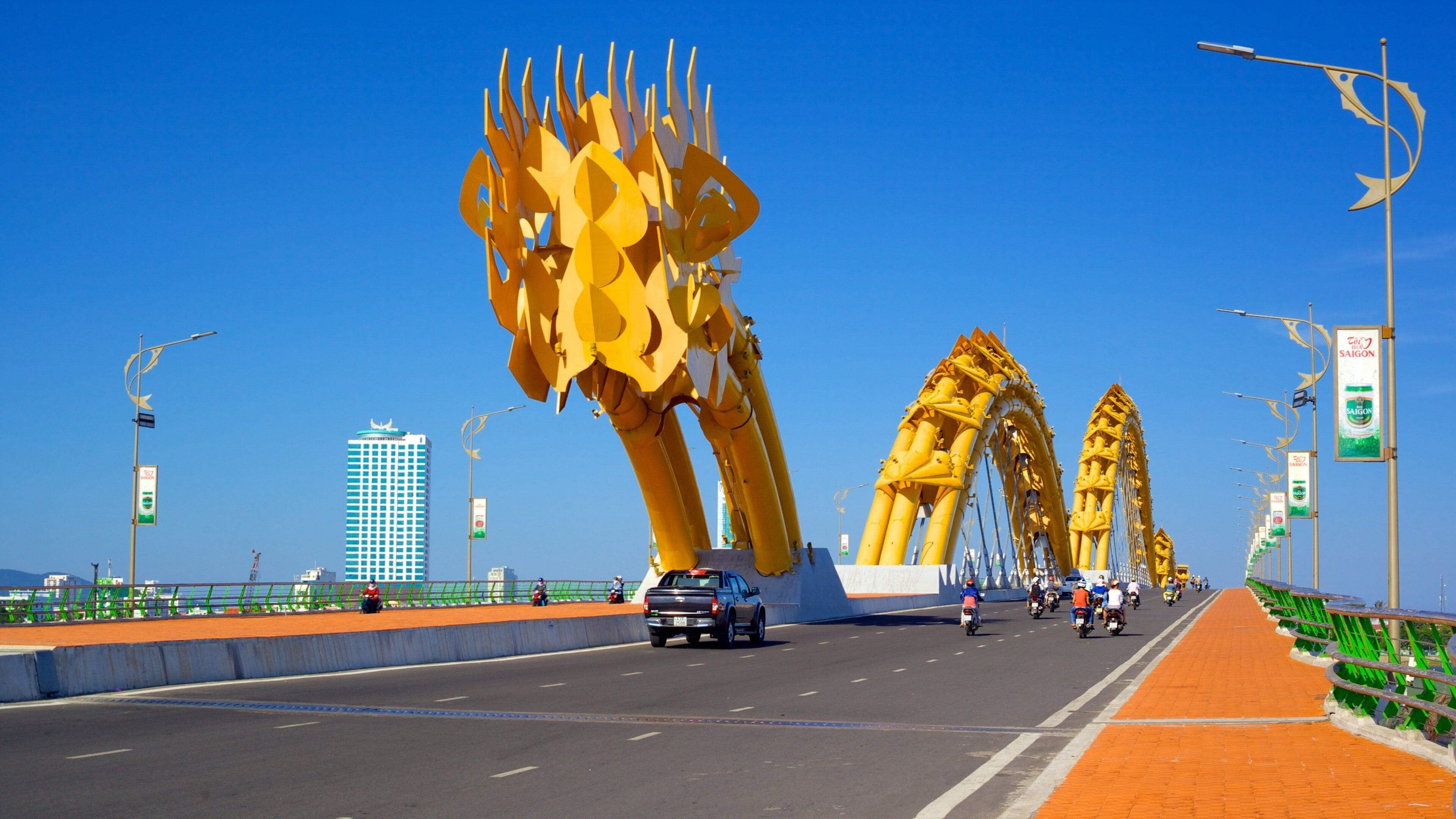 Da Nang featuring outdoor art and a bridge