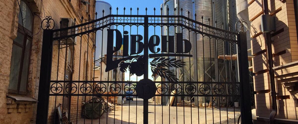 I like fancy gates. I wish I could've explored the area behind the gates.