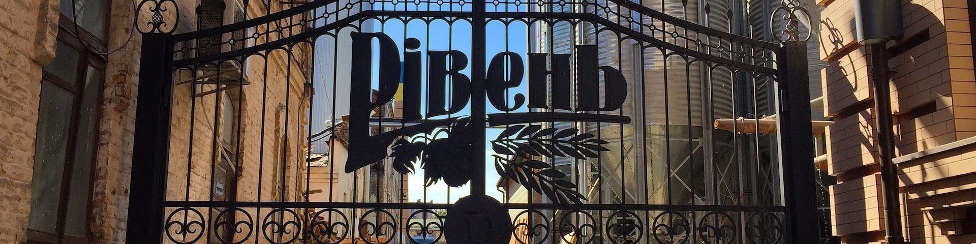 I like fancy gates. I wish I could've explored the area behind the gates.