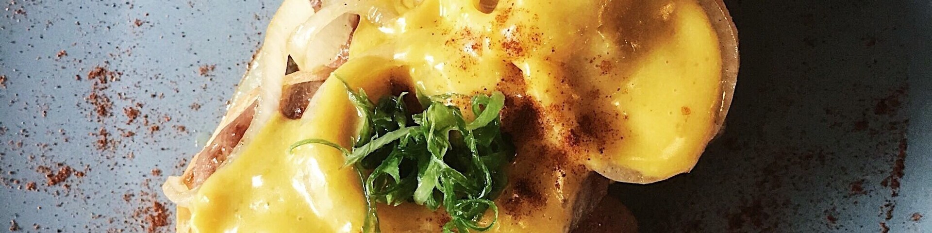Looks like a gourmet dish, right? But nope, it's just a simple benedict dish from a "carinderia" or eatery. Your tummy AND your wallet will thank you after dining here 😊
Kanto Freestyle's Open Faced Longanisa Benedict breakdown:
Pan de Sal - a Filipino bread roll
Longanisa - Filipino's version of sausage
With Hollandaise sauce, caramelized onions, and a dash of paprika to taste.
Dine here and you'll be amazed on how good their offerings are! #TroverFoodies