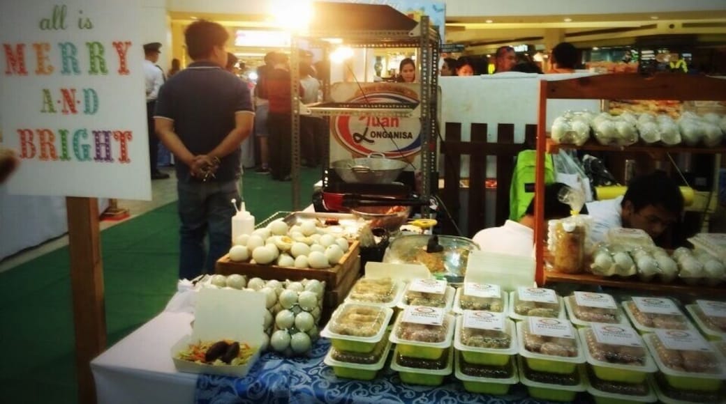 In the Philippines, Christmas markets are set up in a lot of places like the plaza of each town, near the churches, or in this case inside the mall. Kiosks are set up for food, souvenirs, toys, ceramics and clothes. Shown is a foodstall for local sausage called 'longganisa' and the mysterious 'balut' (steamed duck egg) #market