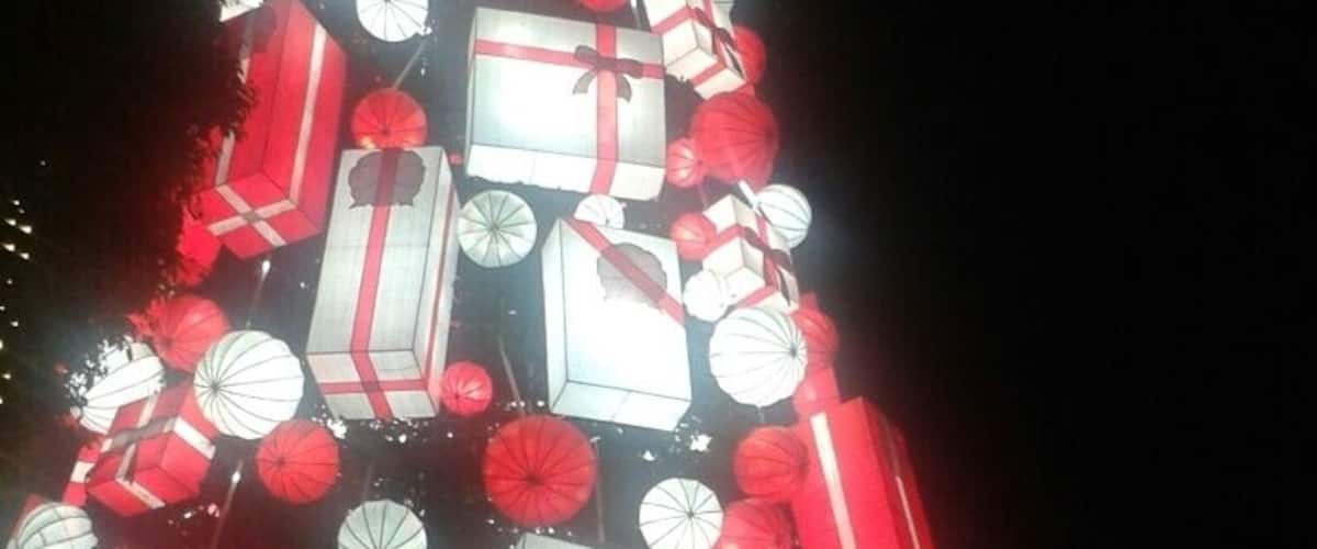 A giant Christmas tree along North EDSA by Firefly. 
'Tis the season to be jolly.