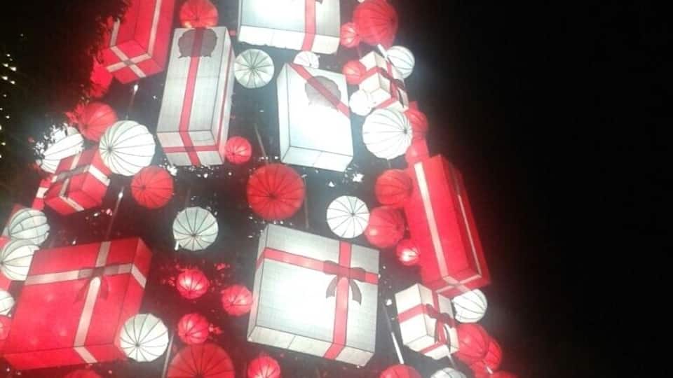 A giant Christmas tree along North EDSA by Firefly.
'Tis the season to be jolly.