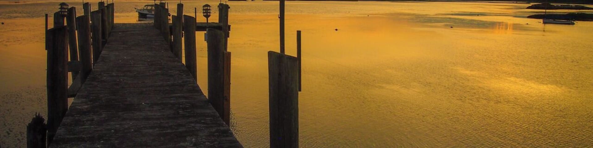 A golden evening on a pier in Westport Point Historic District, Massachusetts.
#goldenhour