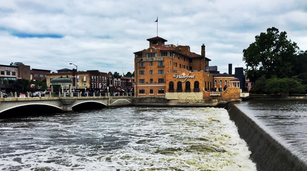 Down by the waterfront in St. Charles, it is magnificent to take a look out onto the fox river. So many small shops and boutiques within walking distance, and a vibrant scene on the strip. Check out Third Street a few blocks down from the hotel!
#illinois #river #waterfront