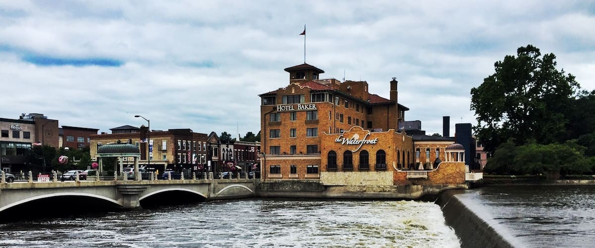 Down by the waterfront in St. Charles, it is magnificent to take a look out onto the fox river. So many small shops and boutiques within walking distance, and a vibrant scene on the strip. Check out Third Street a few blocks down from the hotel!
#illinois #river #waterfront